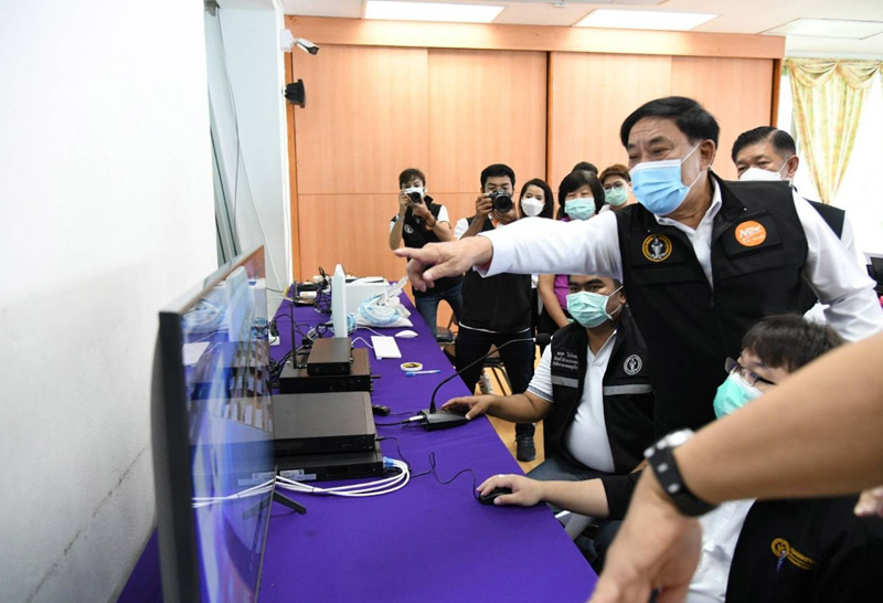 ู้ว่าตรวจความพร้อมศูนย์พักคอยเพื่อส่งต่อผู้ป่วย covid-19