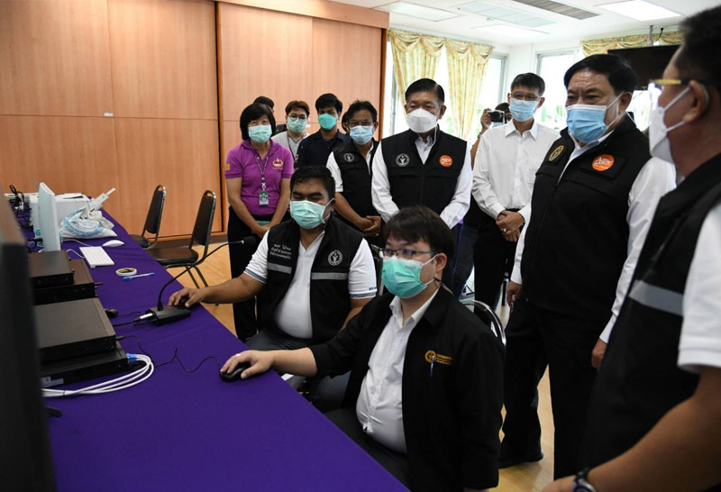 ู้ว่าตรวจความพร้อมศูนย์พักคอยเพื่อส่งต่อผู้ป่วย covid-19