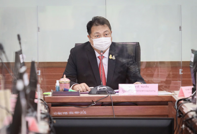 จัดข้าวกล่องช่วยแคมป์คนงานกักตัว