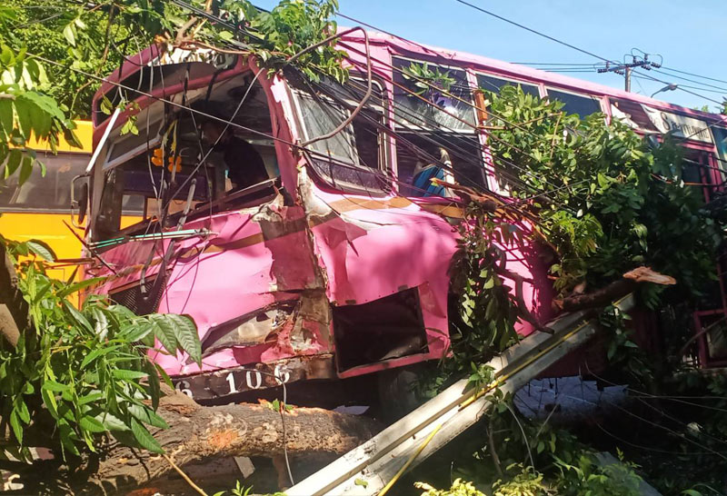 เมล์สาย8ซิ่งเสียหลักชนเสาไฟฟ้าล้ม7ต้น-เจ็บ2