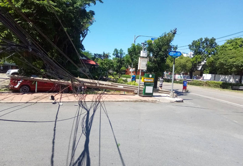 เมล์สาย8ซิ่งเสียหลักชนเสาไฟฟ้าล้ม7ต้น-เจ็บ2