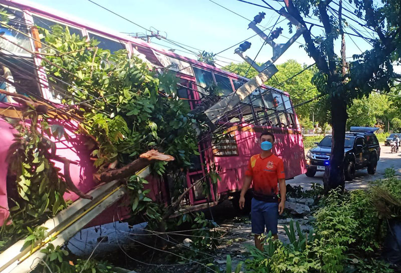 เมล์สาย8ซิ่งเสียหลักชนเสาไฟฟ้าล้ม7ต้น-เจ็บ2