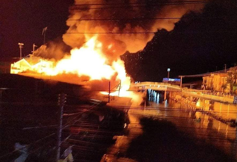 ไฟไหม้ตลาดริมน้ำ100ปีบ้านแพ้วสมุทรสาคร