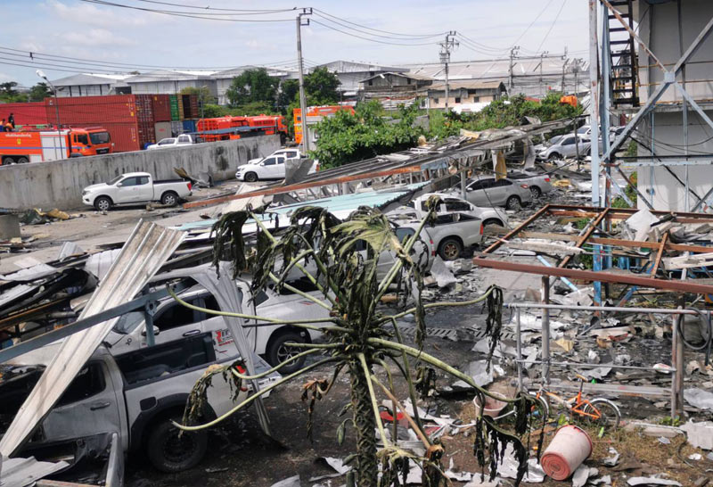 จนท.ยังฉีดน้ำป้องกันไฟปะทุโรงงานกิ่งแก้ว