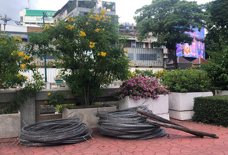 คาร์ม็อบ ยังไม่เข้าทำเนียบ-เจ้าหน้าที่นำตู้คอนเทนเนอร์ปิดทางเข้าออก