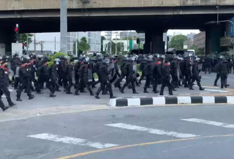 ตร.ระดมยิงแก๊สน้ำตาสลายม็อบแยกดินแดง