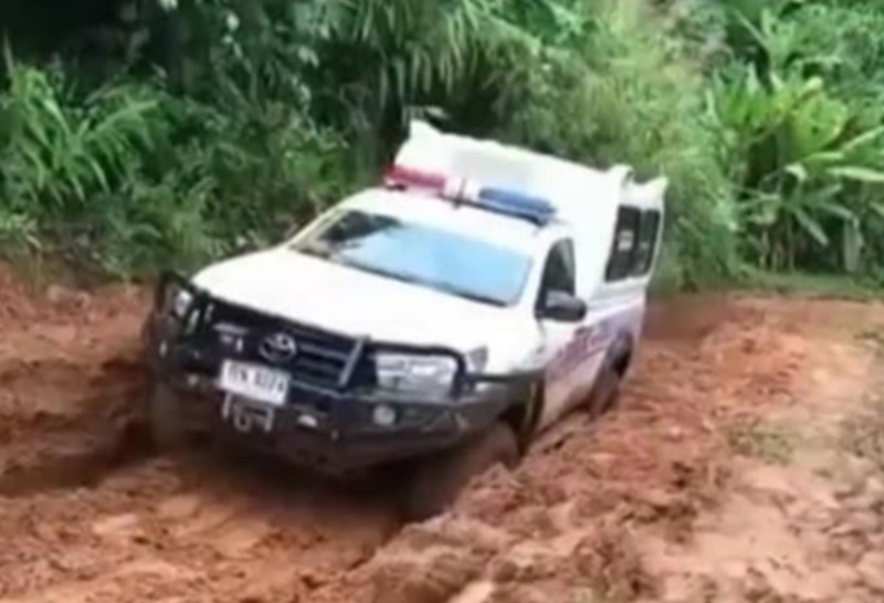 จนท.รพ.อุ้มผางลุยถนนโคลนดูคนป่วยโควิด 2