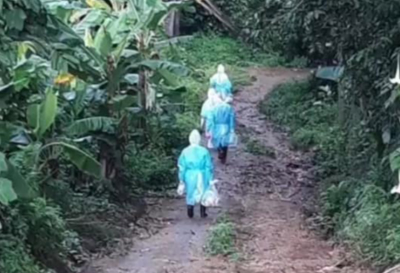 จนท.รพ.อุ้มผางลุยถนนโคลนดูคนป่วยโควิด 3