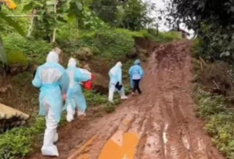 จนท.รพ.อุ้มผางลุยถนนโคลนดูคนป่วยโควิด