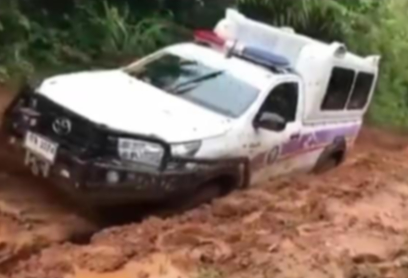 จนท.รพ.อุ้มผางลุยถนนโคลนดูคนป่วยโควิด 4