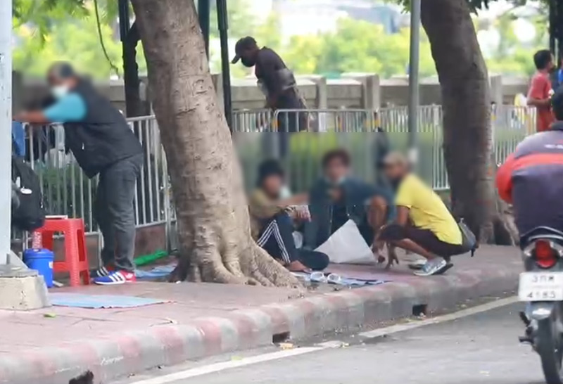 คนเร่ร่อนย่านหัวลำโพงรอผู้ใจบุญแจกอาหาร