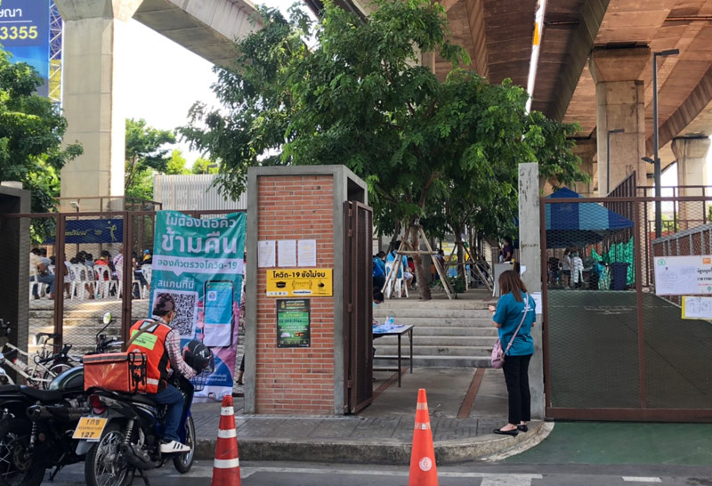 ปชช.ทยอยตรวจเชื้อโควิดลานกีฬาพัฒน์ 2