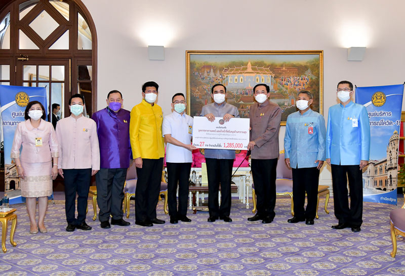 นายกฯมอบเงินช่วย-บุคลากรทางการแพทย์-2