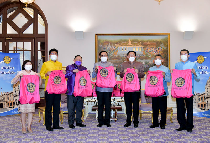 นายกฯมอบเงินช่วย-บุคลากรทางการแพทย์