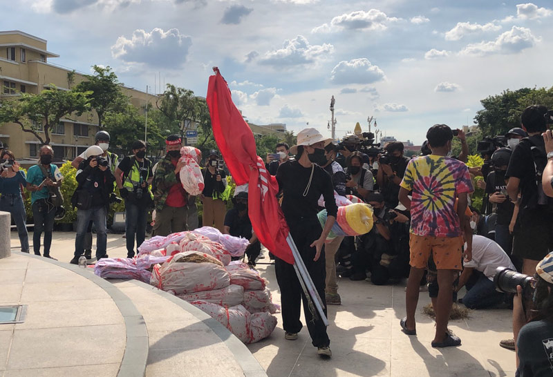 มวลชนทยอยเข้าพื้นที่ทำกิจกรรมร้องเพลงก่อนชุมนุม