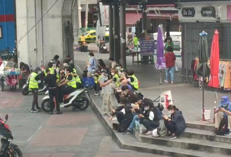 มวลชน เริ่มทยอยเข้าพื้นที่ เตรียมเคลื่อนขบวนไปกรมทหารราบที่ 1