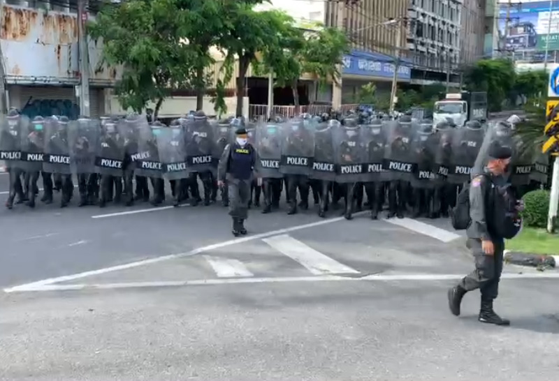 ตร.ระดมยิงแก๊สน้ำตาสลายม็อบแยกดินแดง