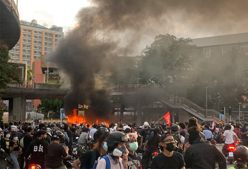 ม็อบยุติแล้วหลังปะทะตร.-ไฟไหม้รถจนท.