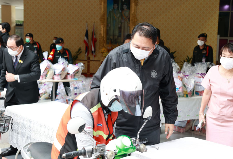 "สุชาติ"มอบถุงยังชีพ-วินจยย.ให้กำลังใจสู้ซักฟอก