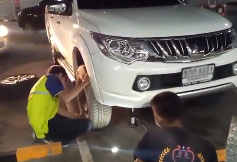 ชื่นชม อาสาร่วมด้วยช่วยกัน ช่วยเปลี่ยนยางรถยนต์ โชคดีรถจอดอยู่ในปั๊มน้ำมัน