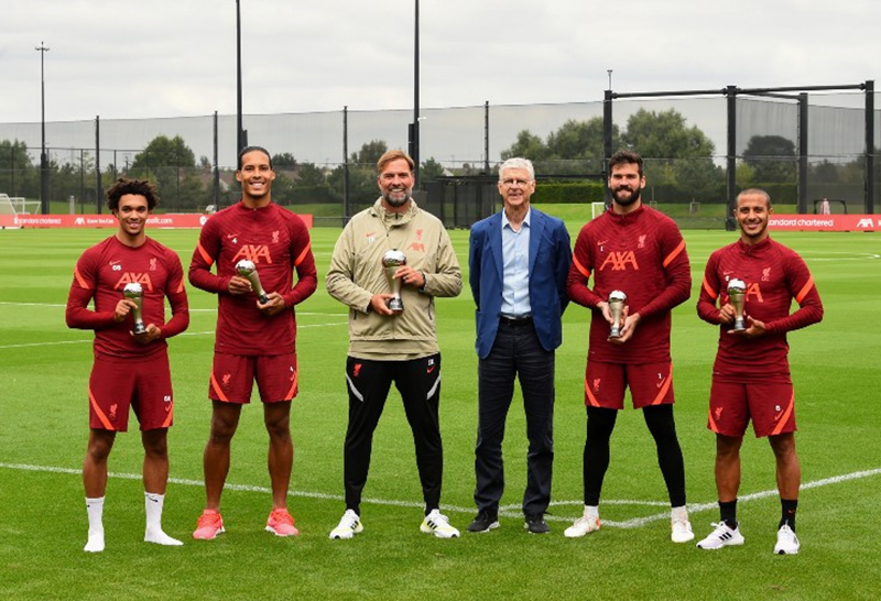 อาร์แซน เวนเกอร์ ตัวแทนฟีฟ่า มอบรางวัลให้แก่"คล็อปป์"และ4แข้งหงส์