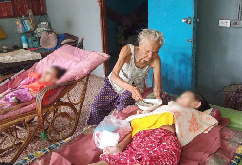 แม่ วัย90 เลี้ยงลูกแฝดพิการ-5