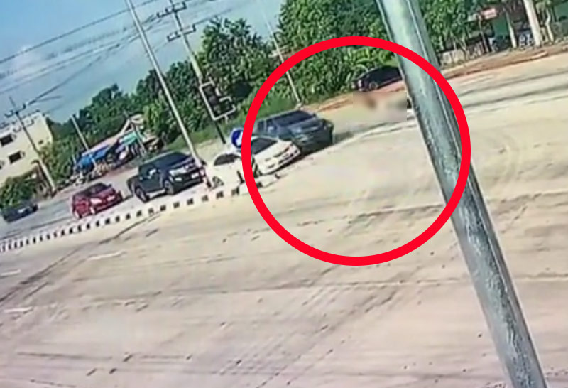 นาทีชีวิต! ลุงวัย64ขับจยย.ย้อนศรถูกกระบะพุ่งชนดับ