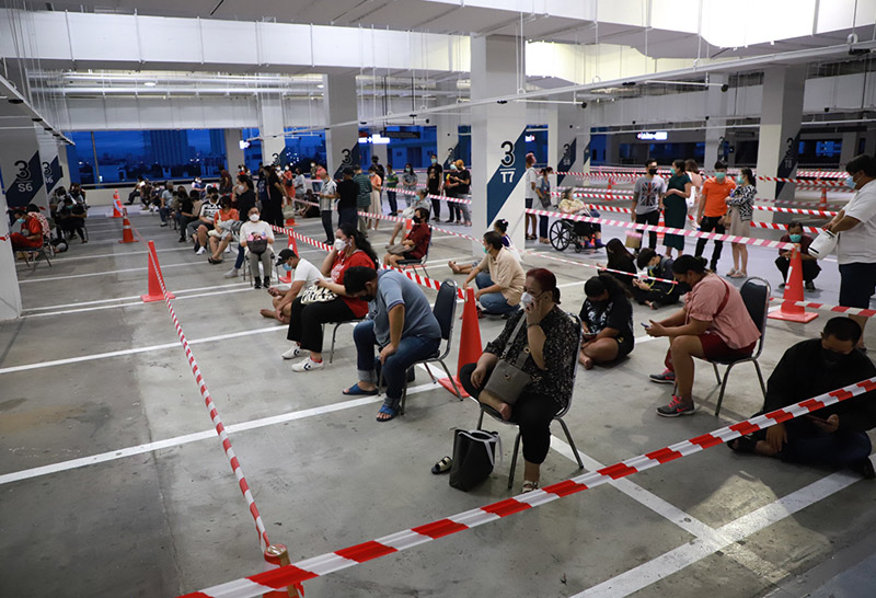 ปชช. Walk in รับบัตรคิวฉีดวัคซีนไฟเซอร์ แน่น