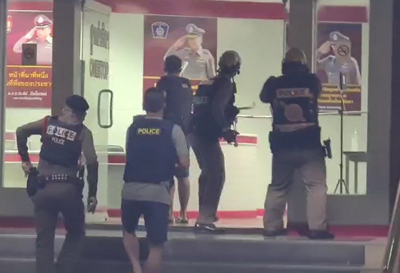 ชายคลั่งไล่แทงตำรวจบนโรงพักหนองบัวลำภู