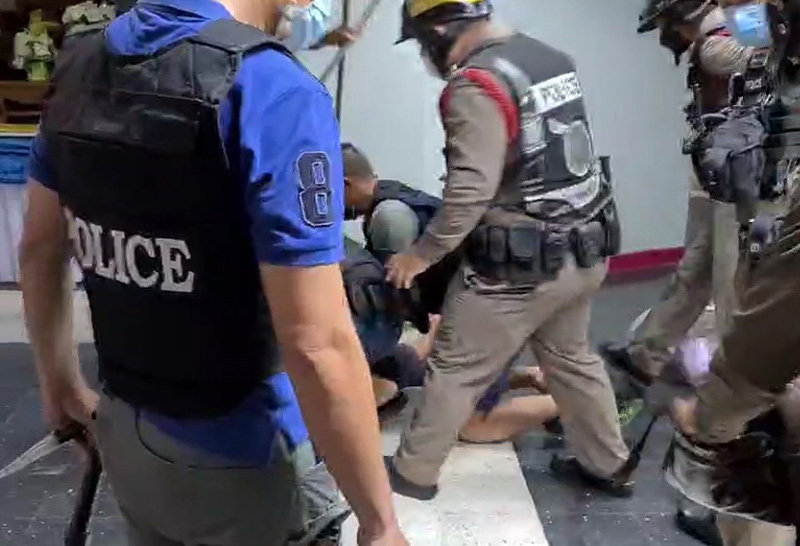 ชายคลั่งไล่แทงตำรวจบนโรงพักหนองบัวลำภู