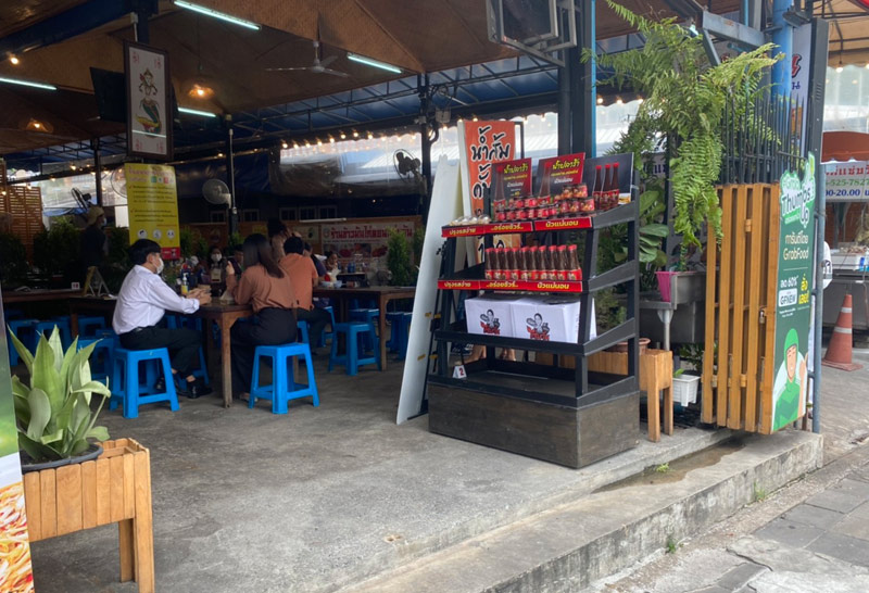 ปชช.นั่งทานอาหารในร้านคึกคัก