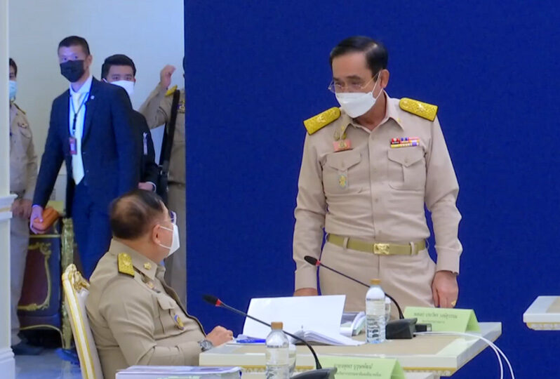 นายกฯเจอหน้า"ประวิตร"ยกมือไหว้คุยหัวเราะอารมณ์ดี