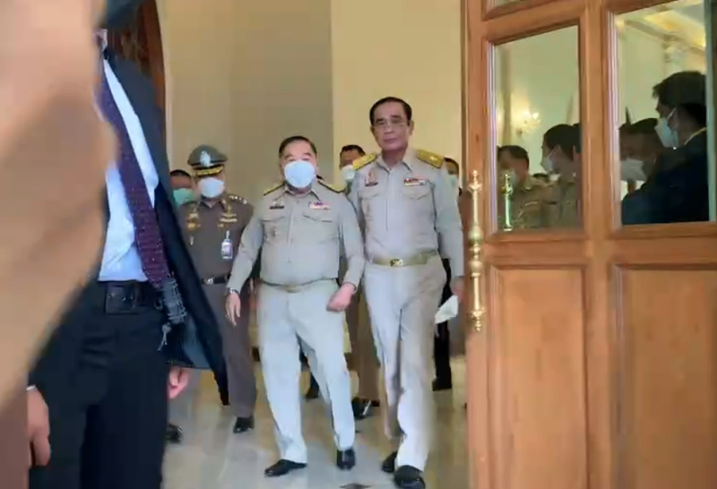 นายกฯโชว์กอด"ประวิตร"ประคองส่งขึ้นรถ