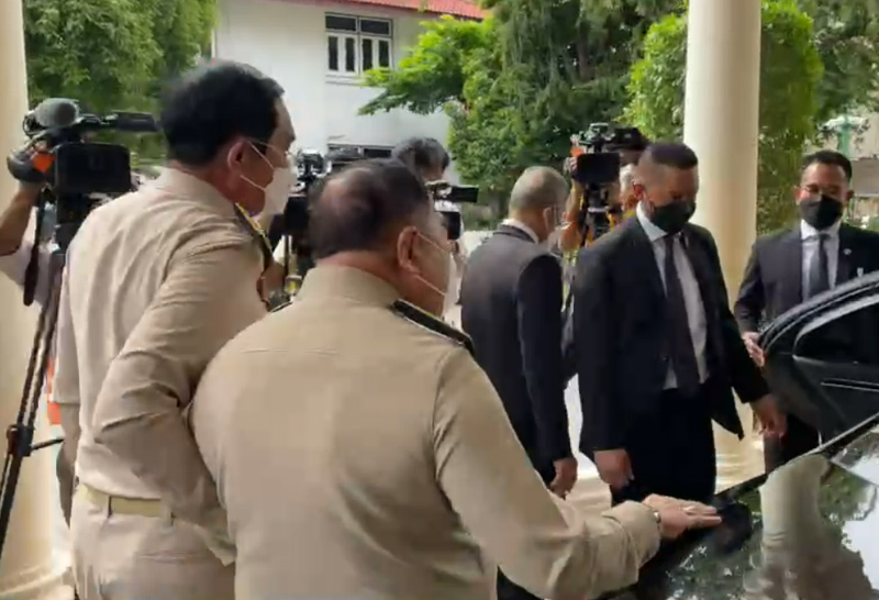 นายกฯโชว์กอด"ประวิตร"ประคองส่งขึ้นรถ