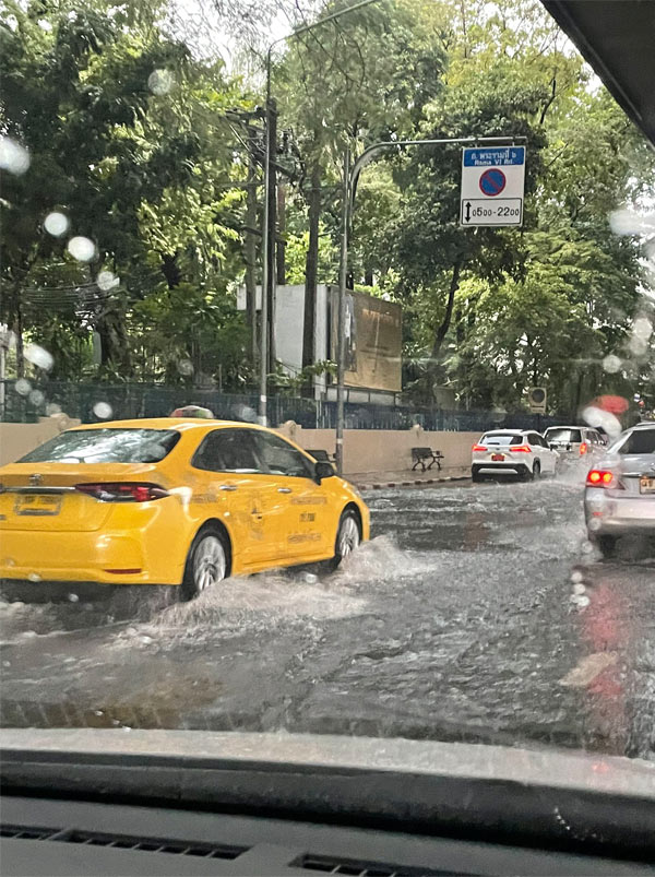 ฝนถล่มฝั่งธนฯ น้ำขัง รถติด