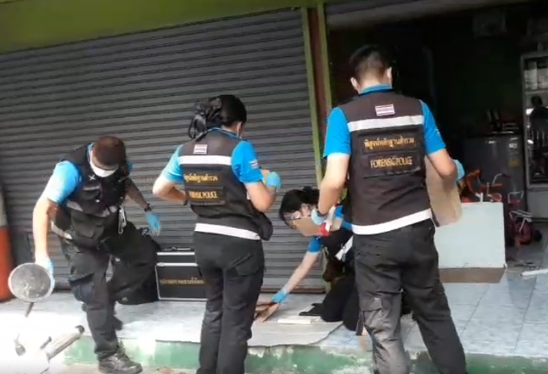 จนท.ตรวจสอบแฟลตดินแดงเหตุมวลชนตกทะลุหลังคา