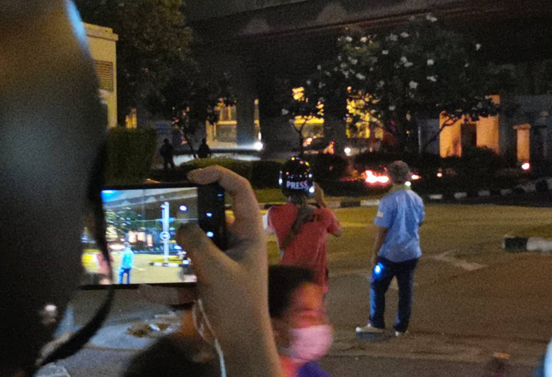 ม็อบทะลุแก๊สจุดพลุประทัดดังสนั่นแยกดินแดง