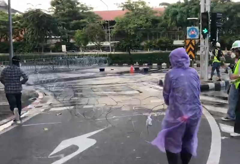 มวลชนปาสียิงจรวดขวดน้ำใส่ คฝ.