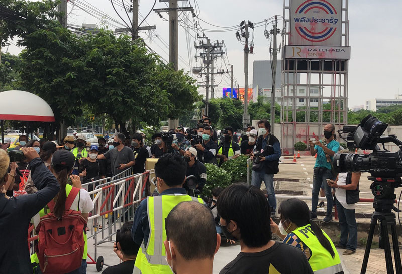 ม็อบตาลีบันเคลื่อนขบวนไปหน้าพรรคพลังประชารัฐ