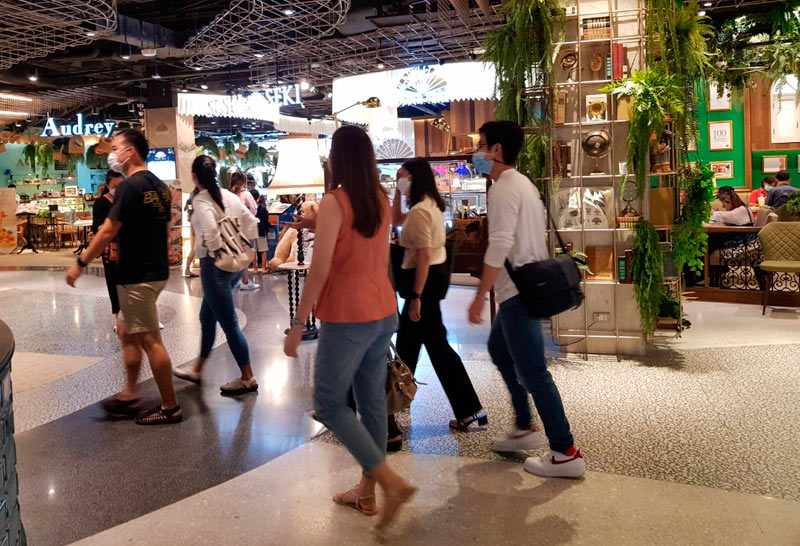 คนต่อแถวยาวรอเข้าร้านอาหารในห้าง