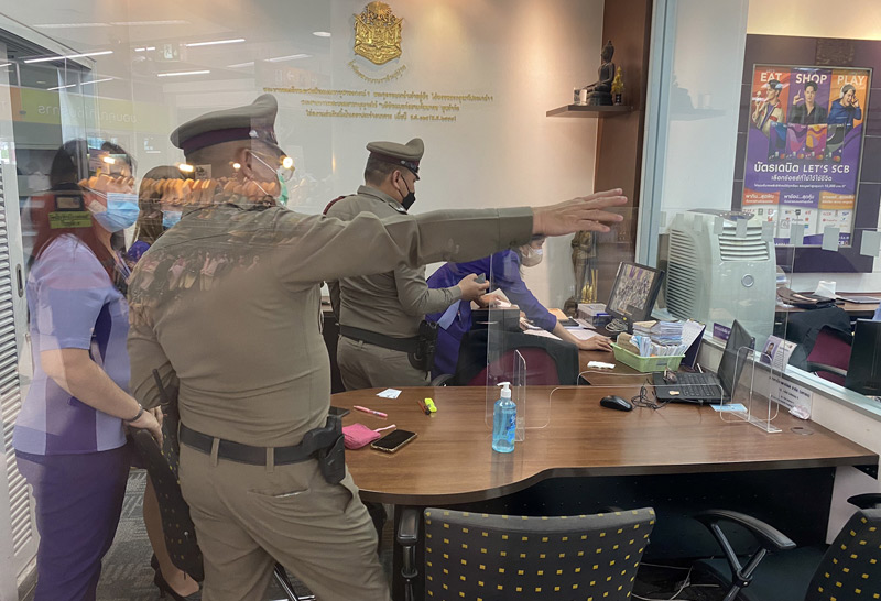 รวบทันควัน! โจรบุกเดี่ยวจี้ธนาคารในห้างดังปทุมฯ