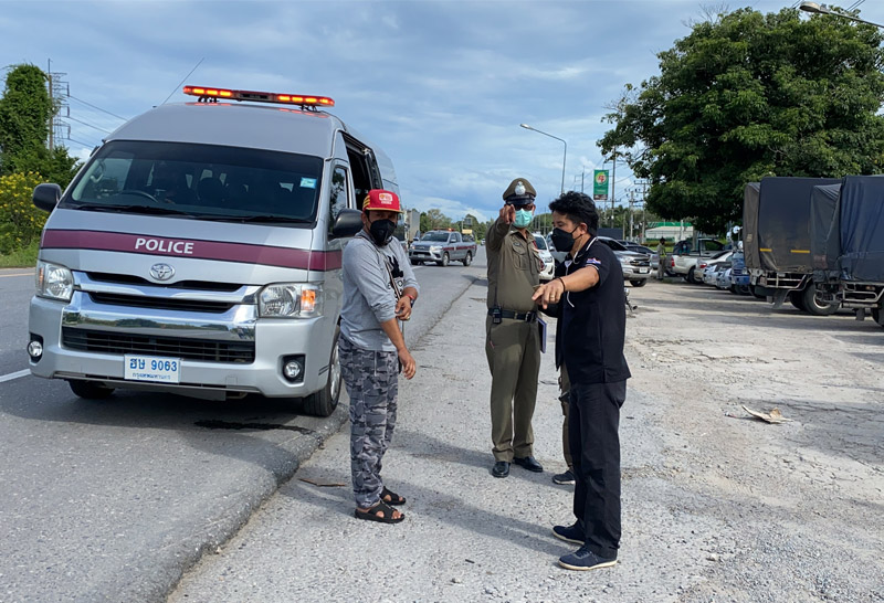 โชเฟอร์รถพ่วงร้องถูกชายอ้างเป็นตร.ชักปืนขู่