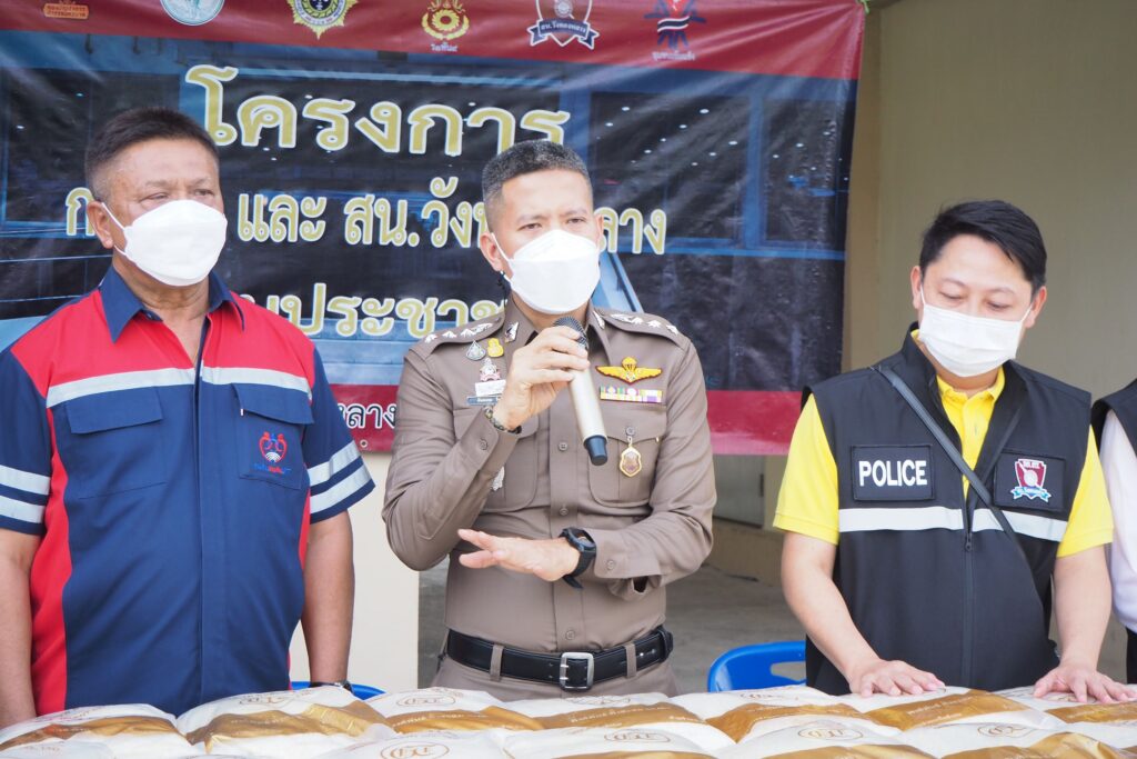 สน.วังทองหลางมอบข้าวสาร