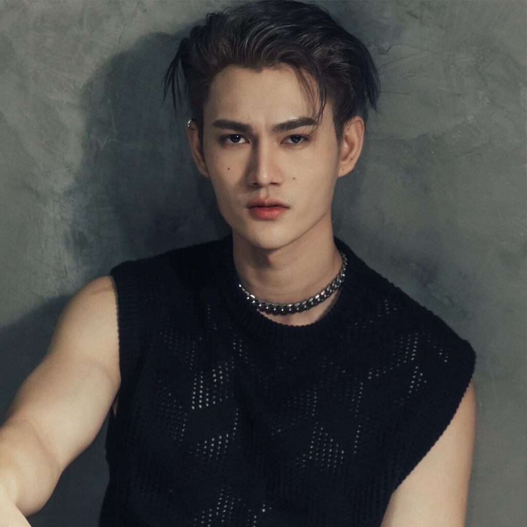 ซีรีส์ พิษเบ๊บ เดอะซีรีส์ 2 PitBabe The Series 2 2568 หนึ่งปีผ่านไป… เมื่อควันจากการต่อสู้ครั้งเก่าจางลง มูลนิธิบ้านตระกูลเฉินได้กลายเป็นเพียงเศษซากในความทรงจำ เบ๊บและชาลีถอยห่างจากสมรภูมิ มาร่วมสร้างอาณาจักรเล็ก ๆ ของตัวเองภายใต้ชายคาเดียวกัน ขณะที่ชาลีใช้พรสวรรค์ช่วยพีทสร้างสรรค์ "ยาสลายทักษะ" เพื่อเป็นโล่ป้องกันเหล่าอัลฟ่าพิเศษ แต่ความสงบสุขนั้นเปราะบางดุจกระจก เมื่อสนามแข่งต้อนรับ วิลลี่ นักแข่งรุ่นใหม่ผู้ร้อนแรง ที่ไม่ได้ต้องการแค่ชัยชนะบนลู่ แต่ต้องการครอบครองหัวใจของชาลี ทำให้ความสัมพันธ์ของพวกเขาถูกท้าทายอย่างสาหัส ทว่าภัยคุกคามที่แท้จริงกลับแฝงกายอยู่หลังเงา เมื่อ โทนี่ ผู้ที่ทุกคนลงความเห็นว่าตายไปแล้ว กลับมาพร้อมแผนการชั่วร้ายที่ใหญ่กว่าเดิม ทีม X-Hunter จึงต้องรวมตัวอีกครั้ง ท่ามกลางเสียงเครื่องยนต์ที่คำราม และบททดสอบของหัวใจที่ไม่อาจหลีกเลี่ยง 4 S 26263955