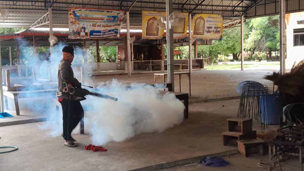 สาธารณสุขพิมาย เร่งพ่นหมอกควันป้องกันไข้เลือดออกระบาด