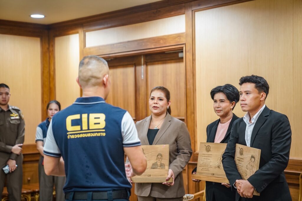 บิ๊กก้อง มอบใบประกาศให้พลเมืองดี เปิดโปงทุจริตยา รพ.ทหารผ่านศึก