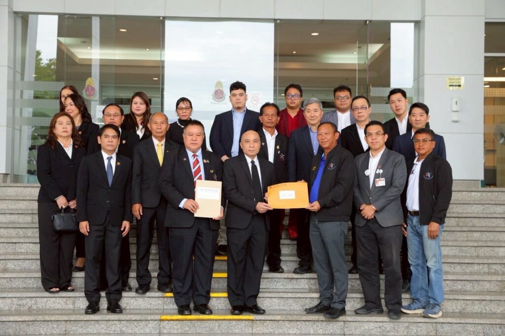 "วิโรจน์" นำผู้ประกอบการร้อง ป.ป.ช. ผู้ตรวจฯปราบส่วย