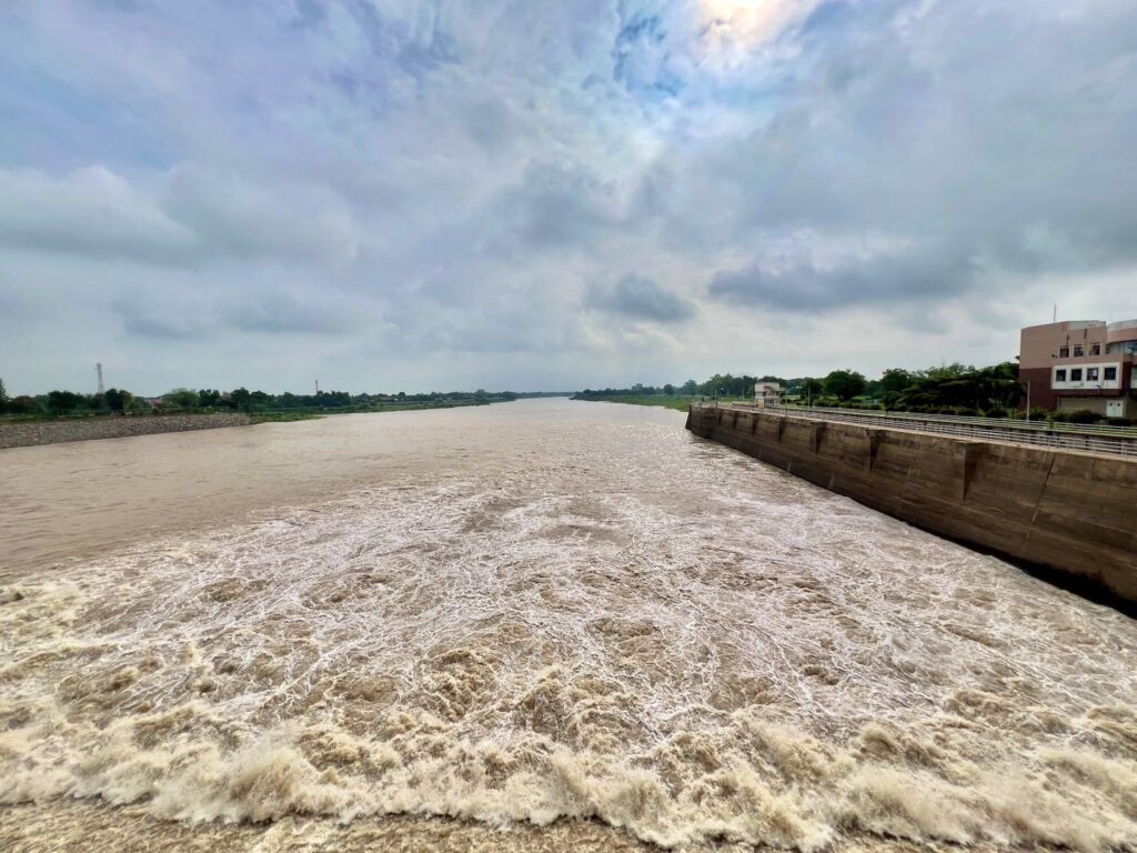 กรมชลฯ ปรับลดระบายน้ำ ลดผลกระทบท้ายเขื่อน