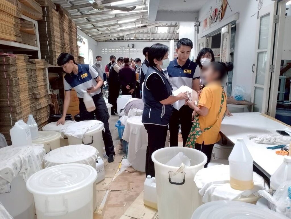 ทลายแหล่งผลิตเครื่องสำอาง กรอกมือ ส่งขายร้านนวดสปา