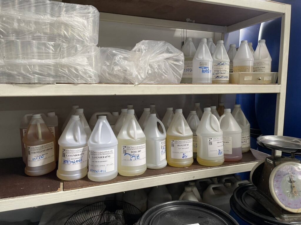 ทลายแหล่งผลิตเครื่องสำอาง กรอกมือ ส่งขายร้านนวดสปา